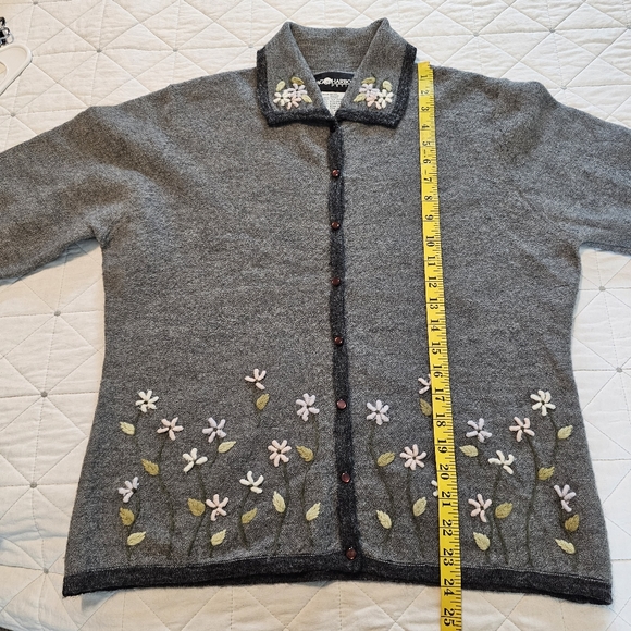 Sag Harbor Wool Blend, Embroidered Grandma cottage Cardigan! Size Large. - Picture 9 of 10